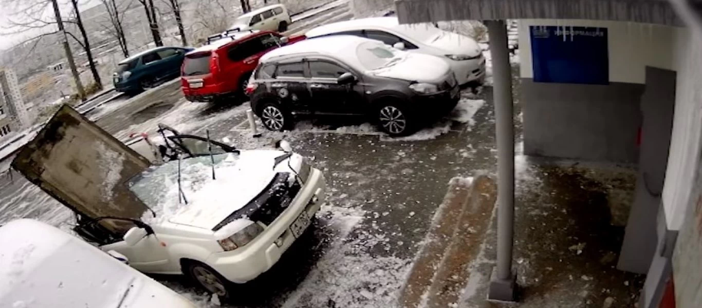 Άνδρας γλίτωσε τελευταία στιγμή από τεράστια τσιμεντένια πλάκα που έπεσε πάνω στο αυτοκίνητο του (βίντεο)